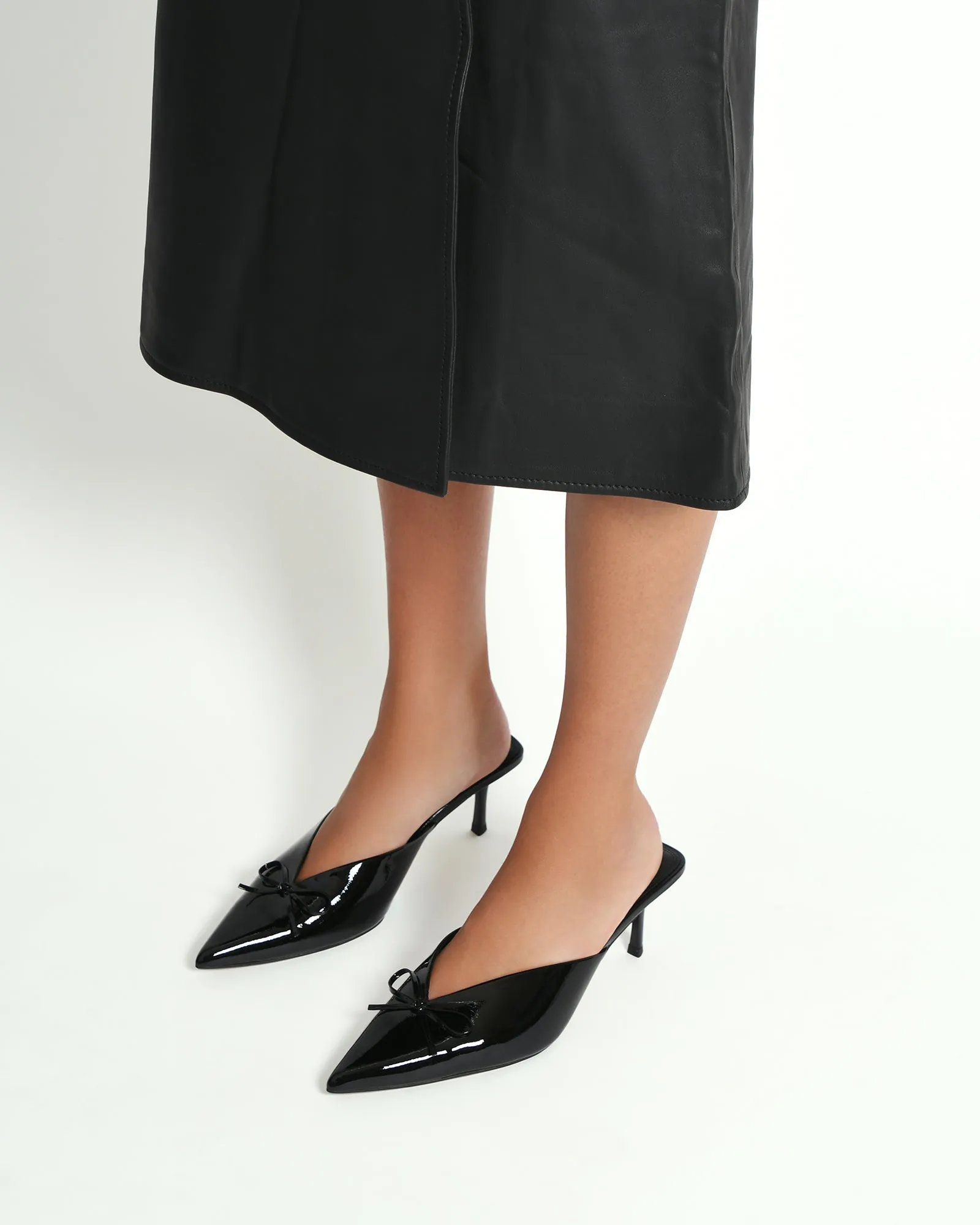 BETSY MID HEELS BLACK CRINKLE PATENT
