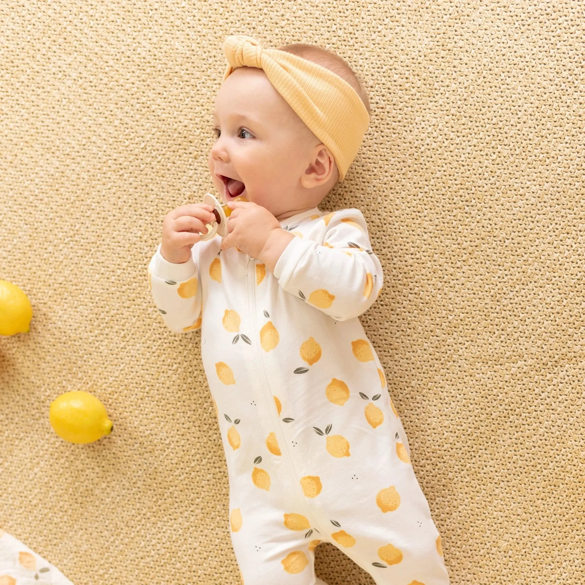FIRSTS Lemon Print on Off-White Footed Sleeper