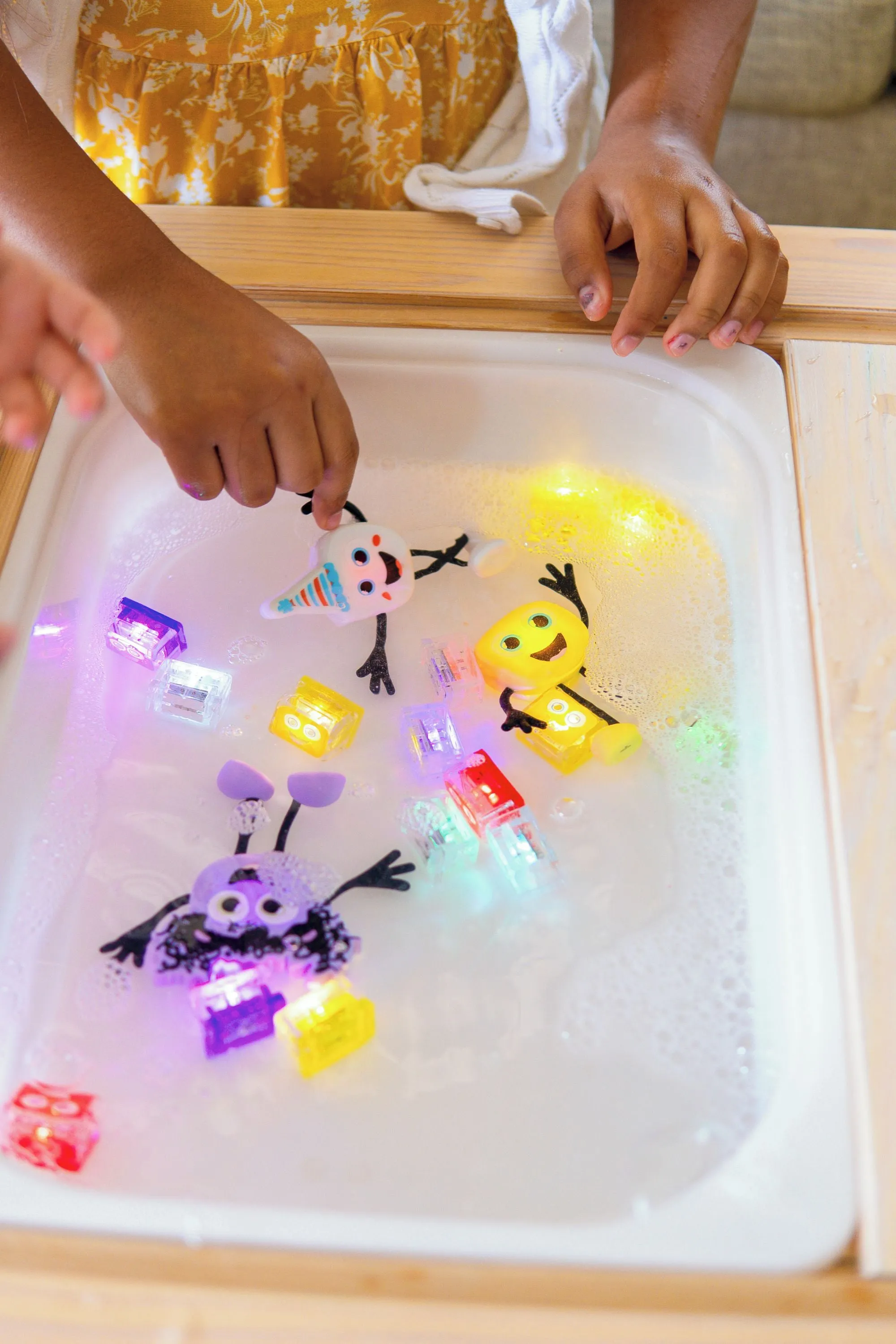 Glo Pals Light up Sensory Cubes - 4 Pack